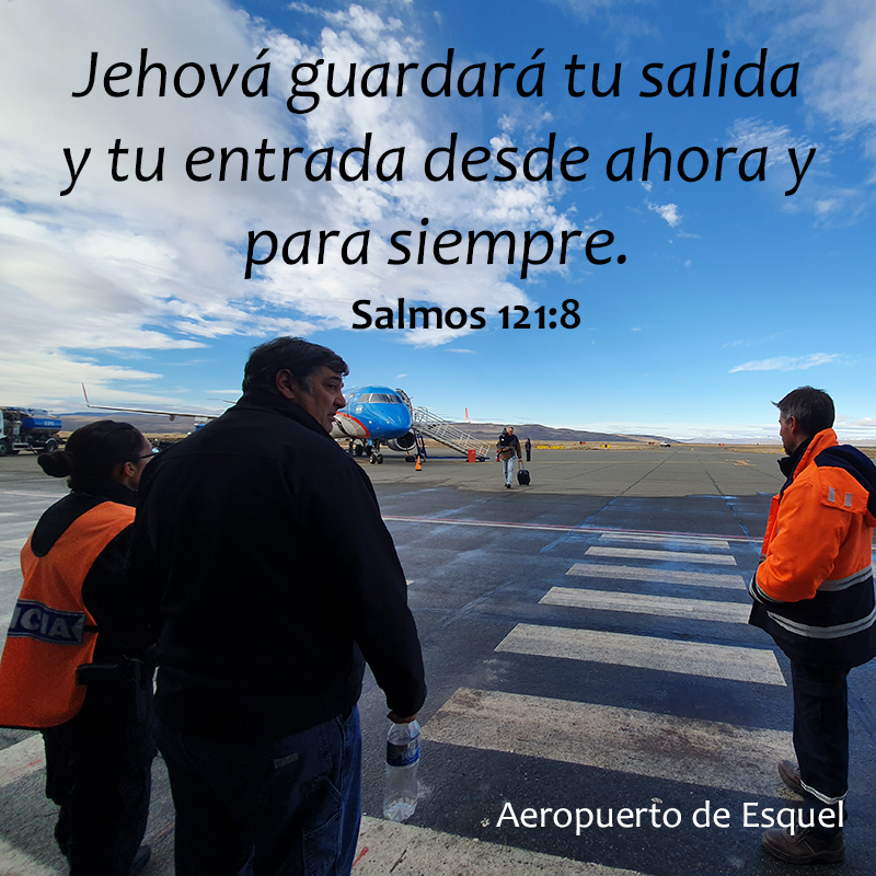 Jehová guardará tu salida y tu entrada desde ahora y para siempre. Salmos 121:8
Foto: Policías en el aeropuerto observan al pasajero que baja del avión. Aeropuerto de Esquel.